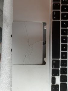 spuchnięta bateria w MacBooku
