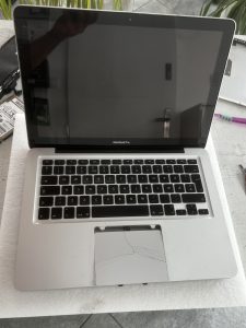 spuchnięta bateria w MacBooku