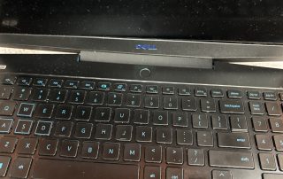 Dell G3 – problem z mocowaniami klapy LCD