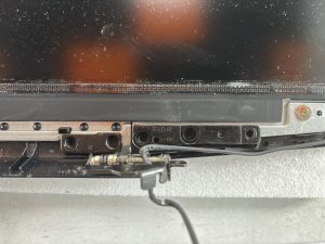 Dell G3 – problem z mocowaniami klapy LCD i ich wymiana
