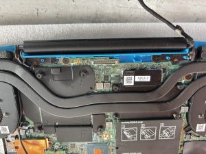 Dell G3 – problem z mocowaniami klapy LCD i ich wymiana